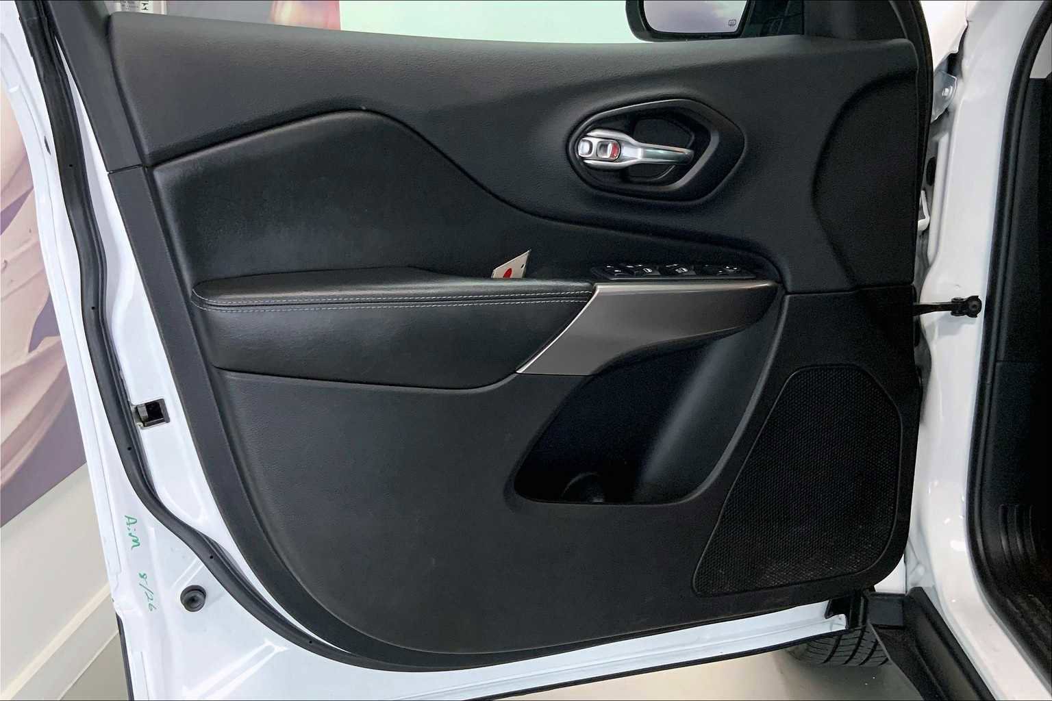 Used 2019 Jeep Cherokee Latitude Plus w/ Cold Weather Group image 25