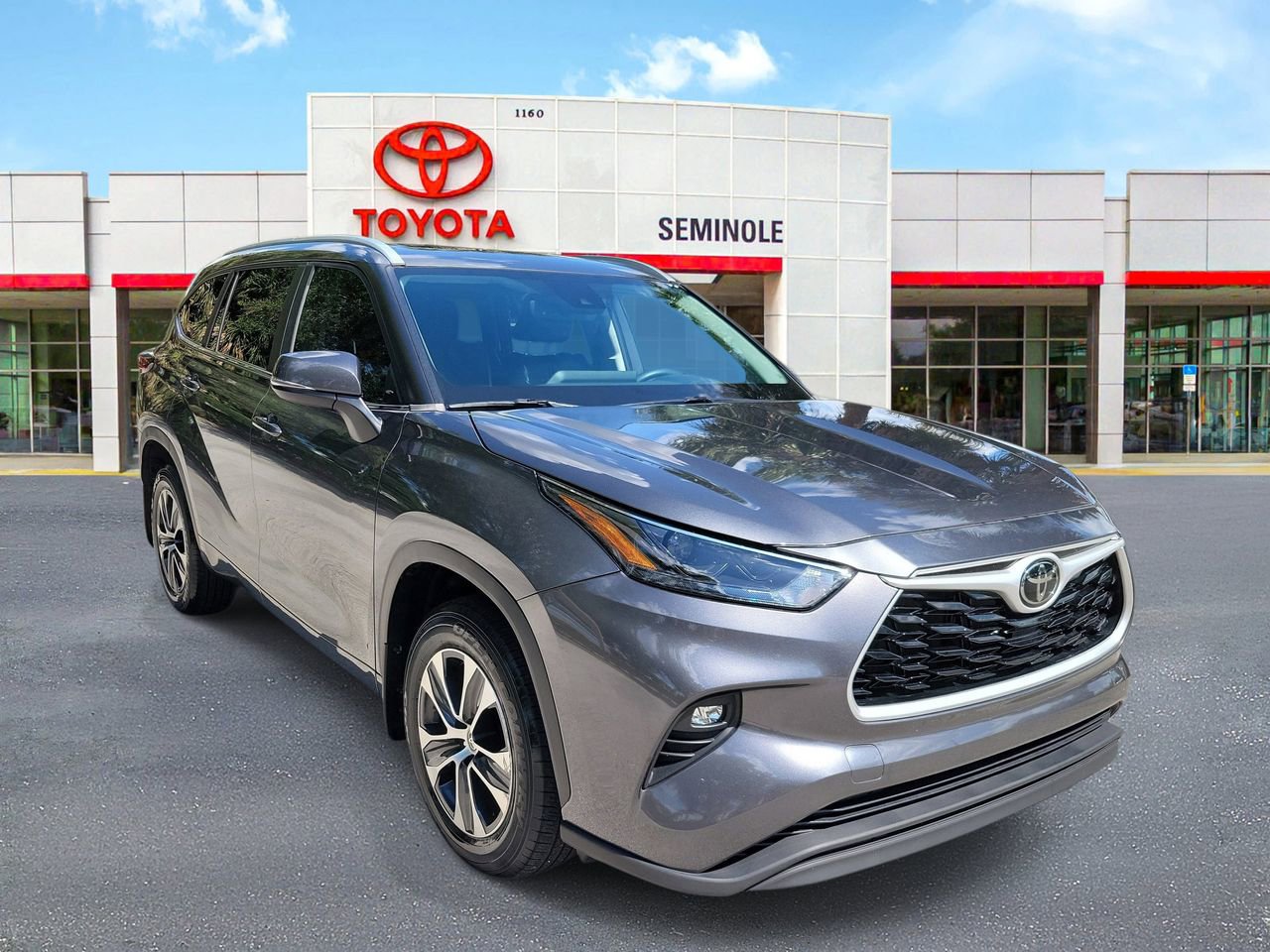 Used 2023 Toyota Highlander XLE FWD image 2