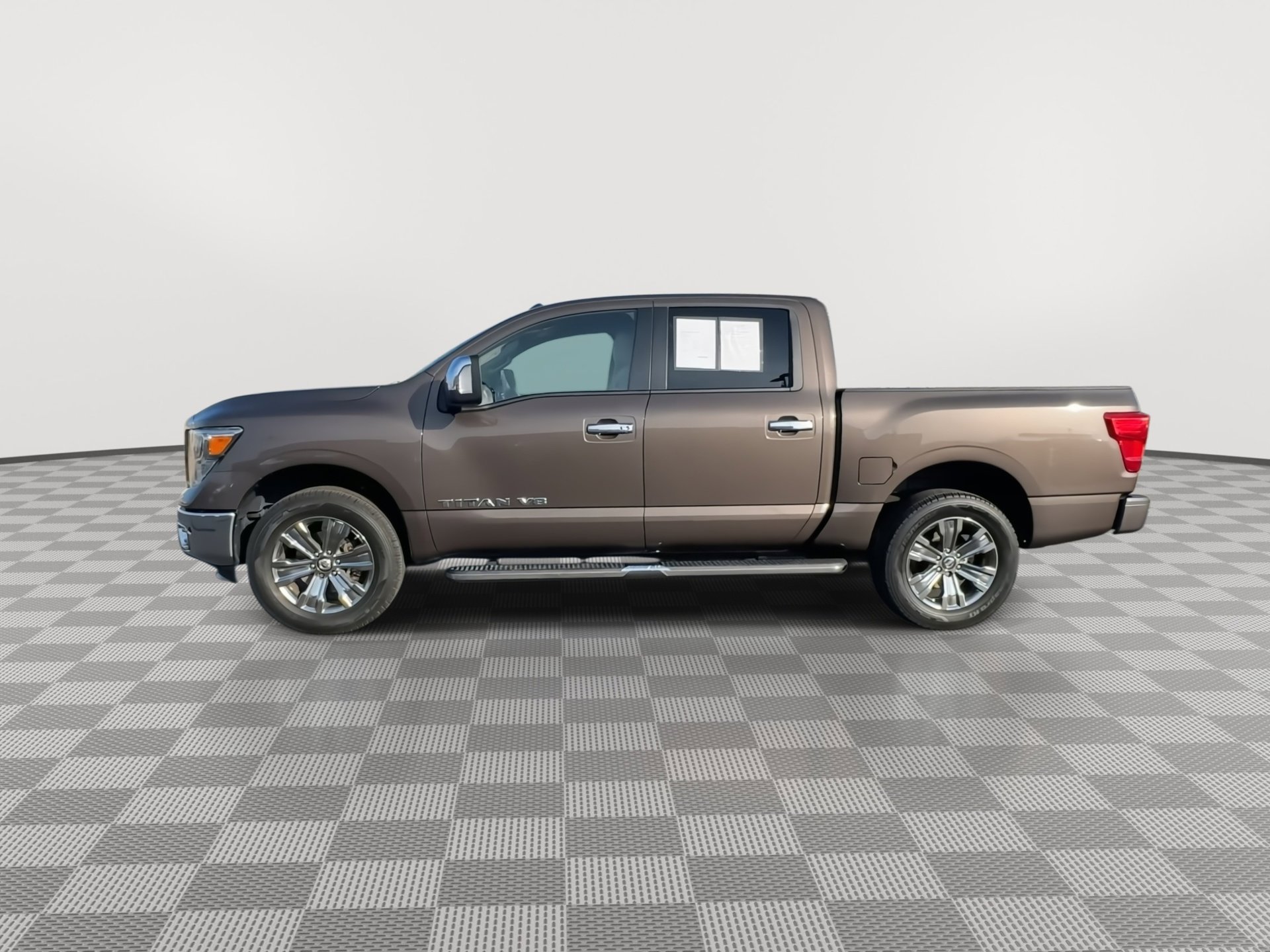 Used 2018 Nissan Titan SL w/ Chrome Package image 5