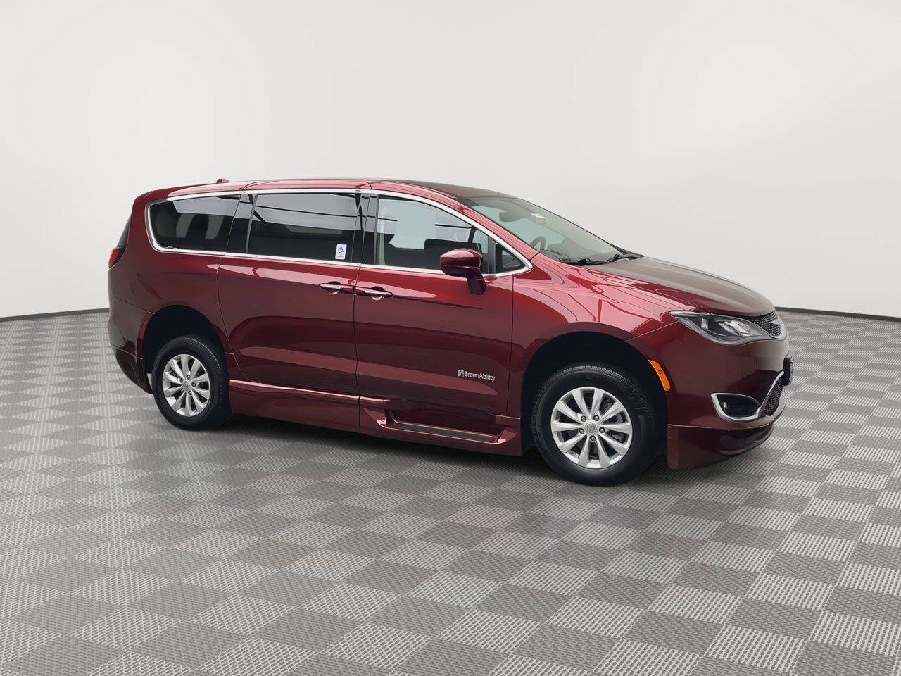 Used 2018 Chrysler Pacifica Touring Plus FWD image 36