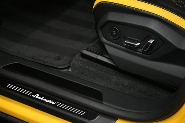 Used 2025 Lamborghini Urus SE AWD/4WD image 44