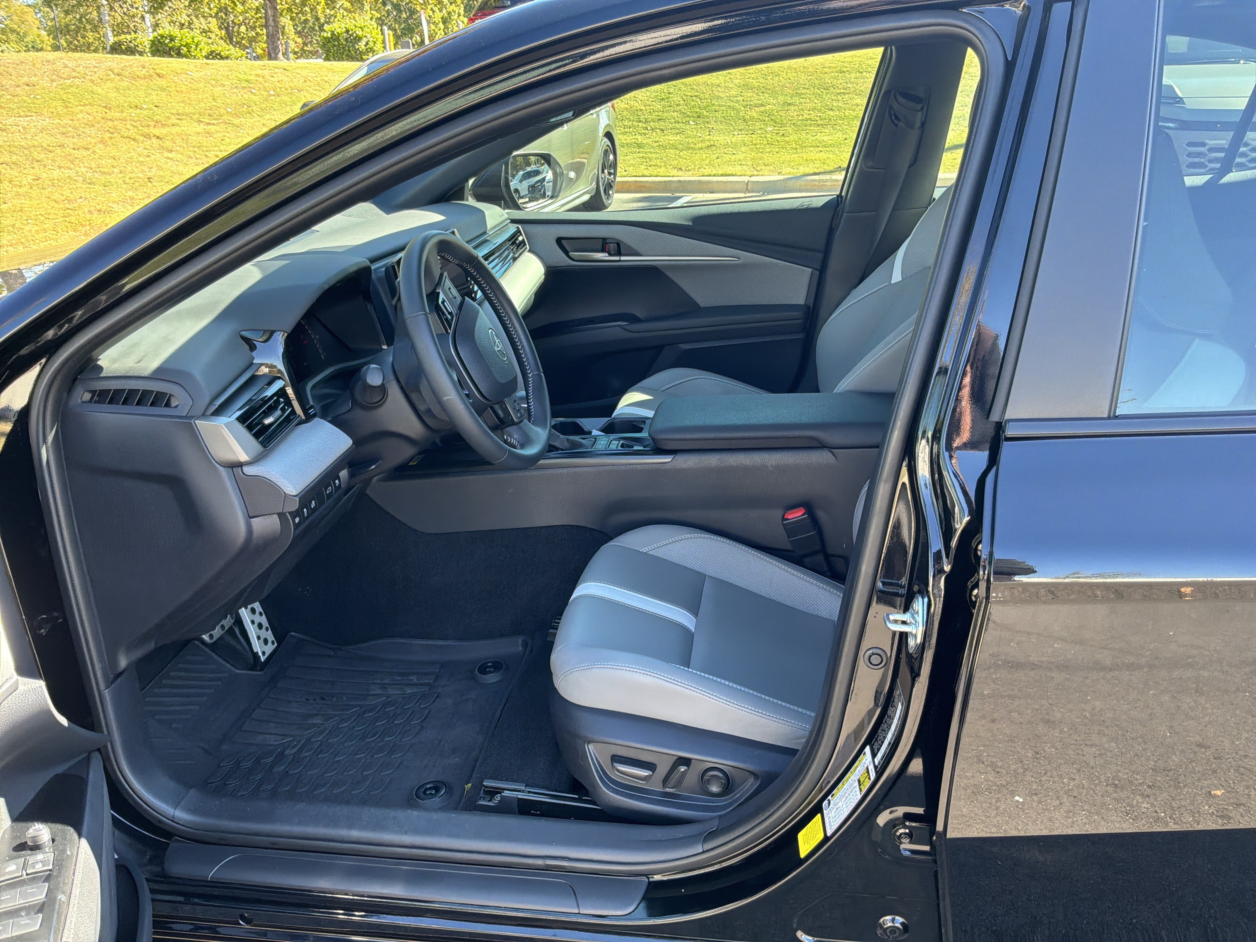 Used 2026 Toyota Camry SE FWD image 16