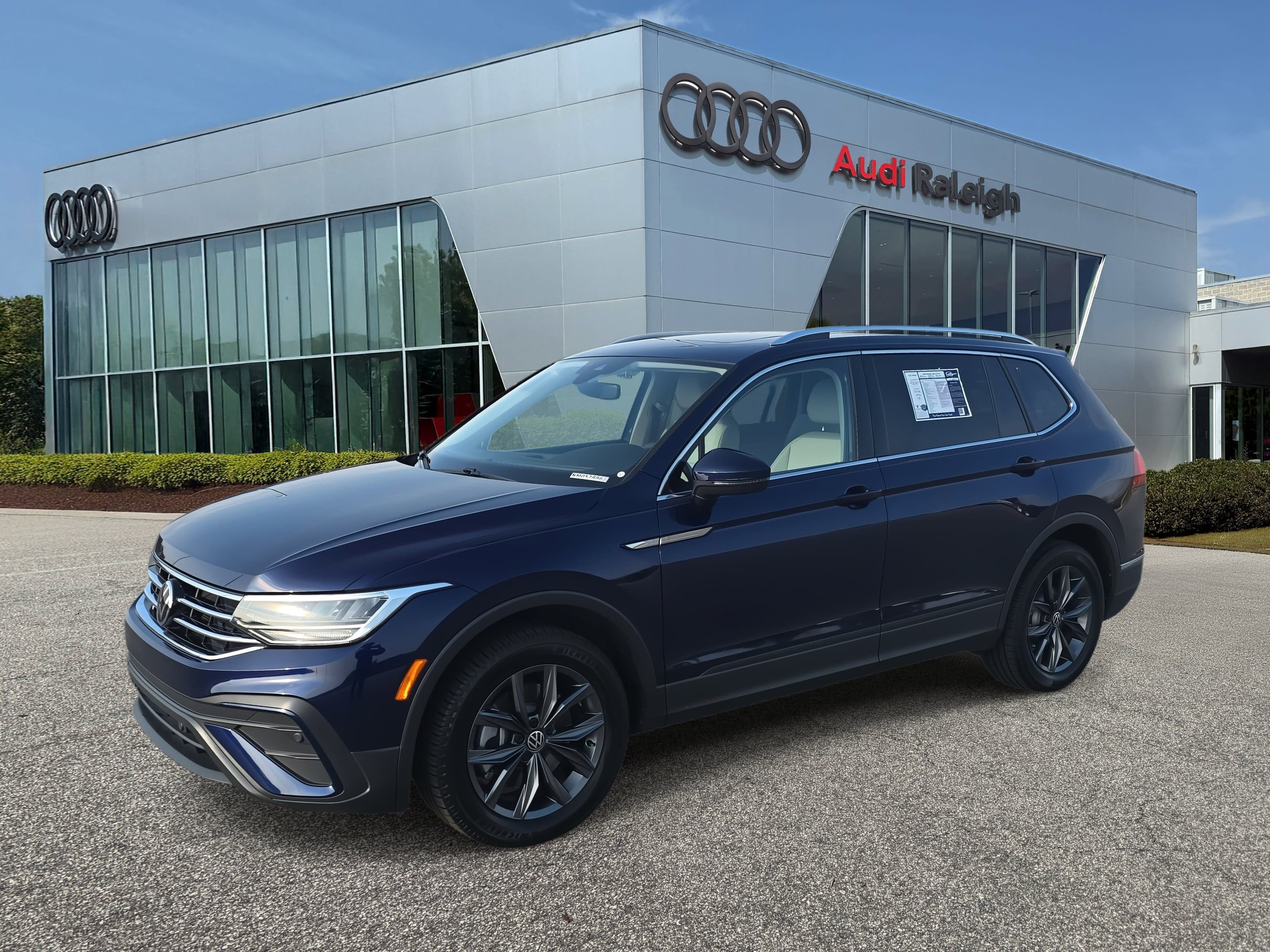 Used 2022 Volkswagen Tiguan SE image 1