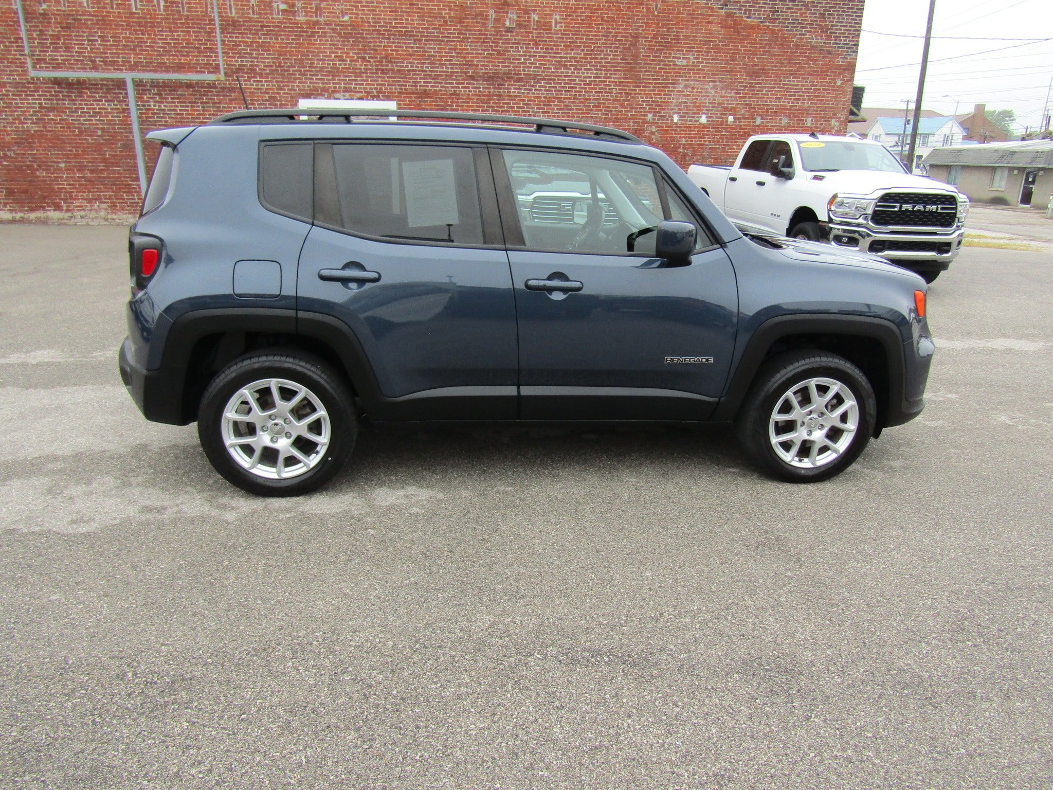 Used 2021 Jeep Renegade Latitude w/ Convenience Group AWD/4WD image 2
