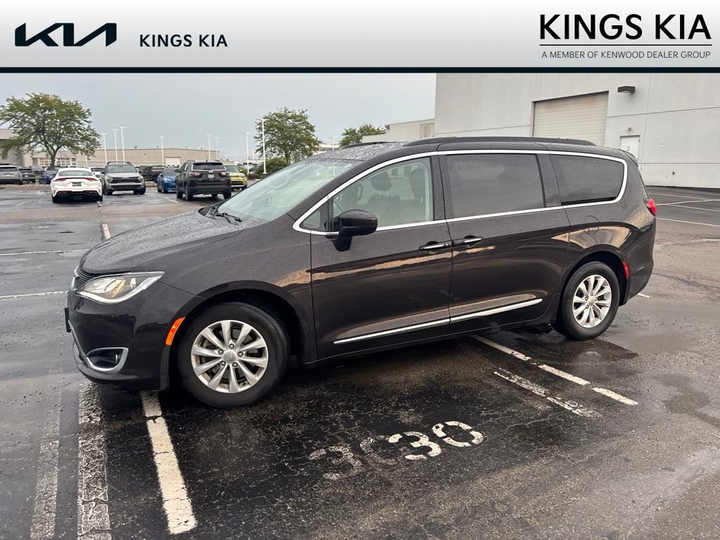 Used 2017 Chrysler Pacifica Touring-L FWD image 11