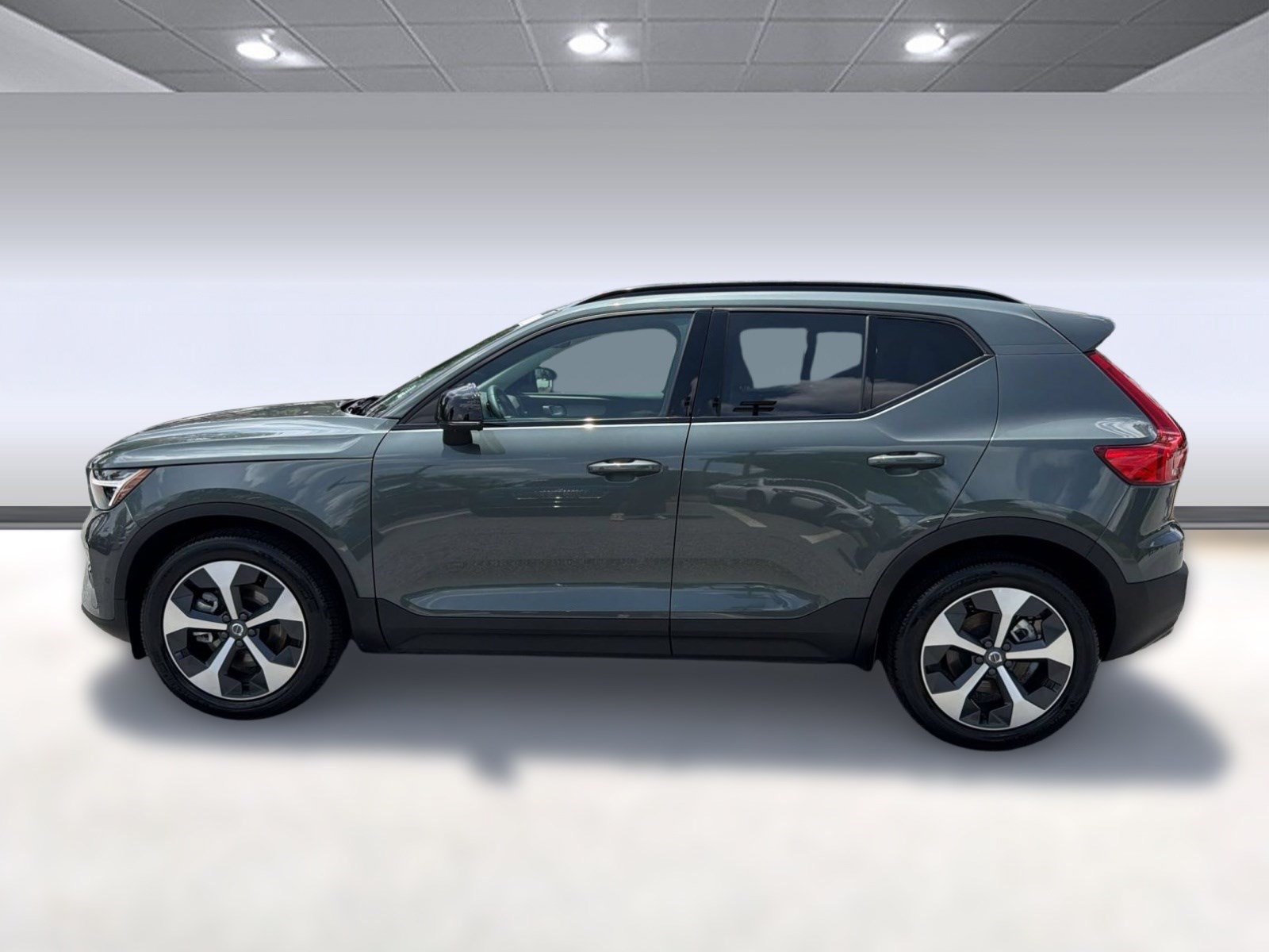 Certified 2026 Volvo XC40 B5 Plus AWD/4WD image 2