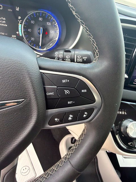 Used 2023 Chrysler Pacifica Touring-L FWD image 20