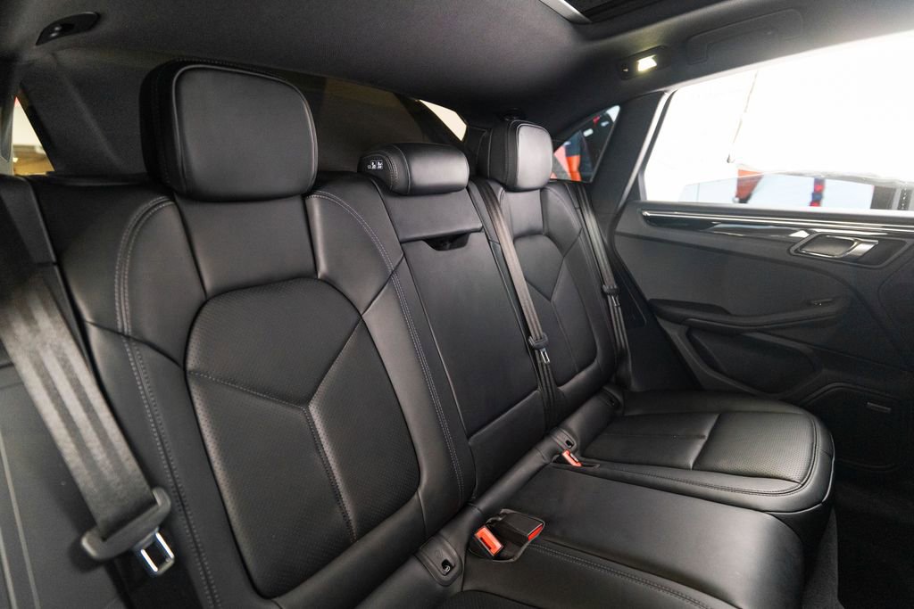 Certified 2025 Porsche Macan AWD/4WD image 38