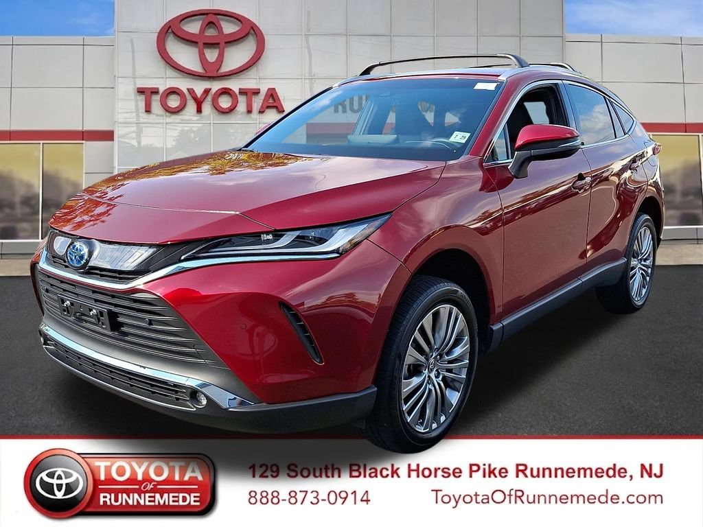 Certified 2024 Toyota Venza XLE AWD/4WD image 3