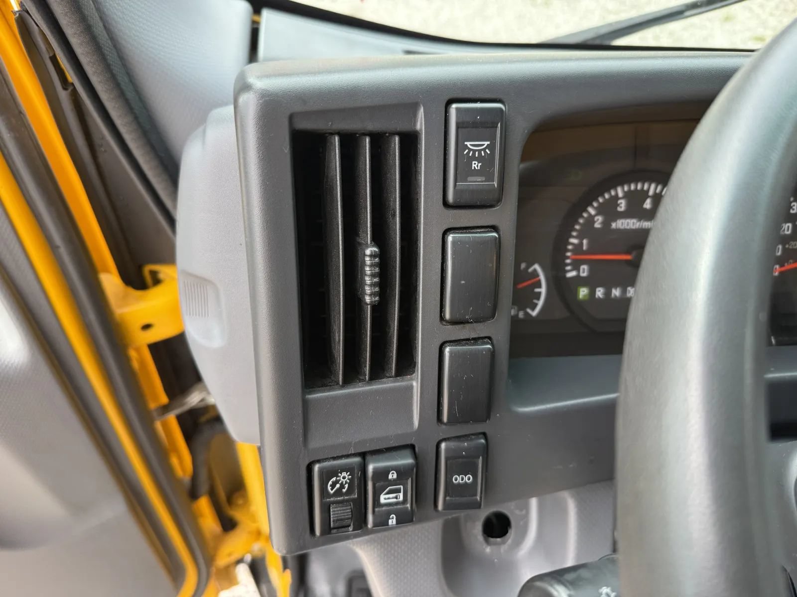 Used 2021 Isuzu NPR RWD image 21
