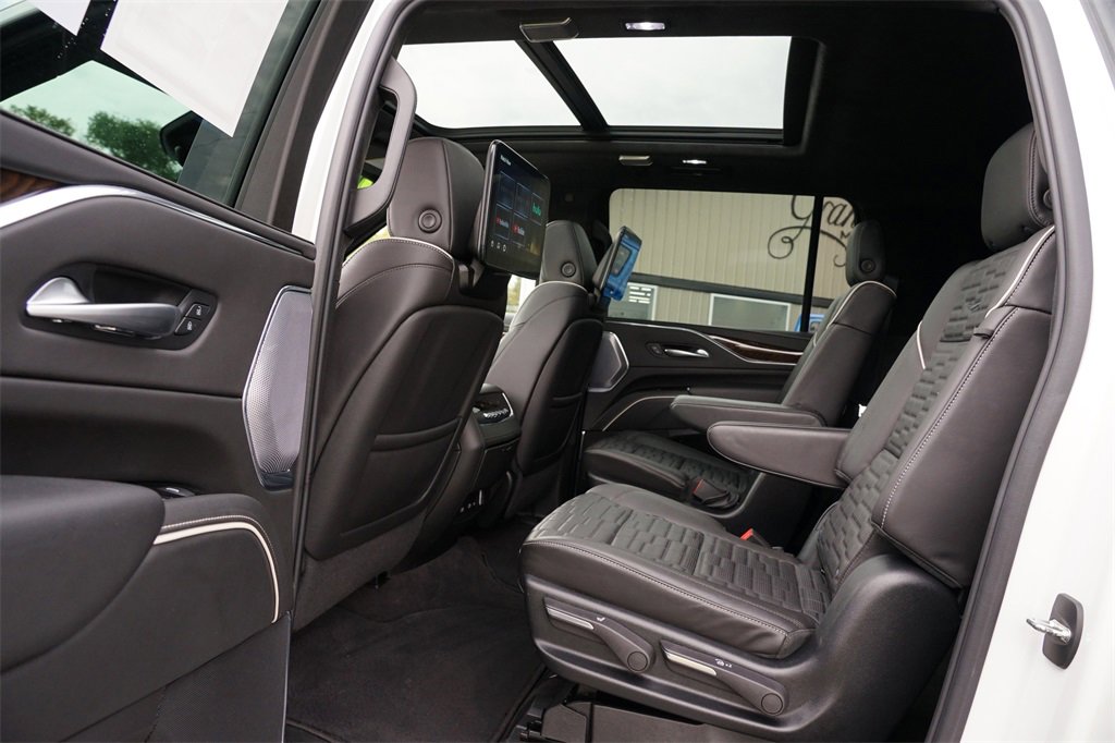 Used 2023 Cadillac Escalade ESV Sport Platinum w/ LPO, ONYX Package image 17