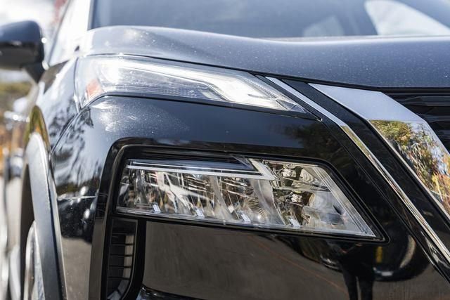 Used 2022 Nissan Rogue SV w/ SV Premium Package image 11