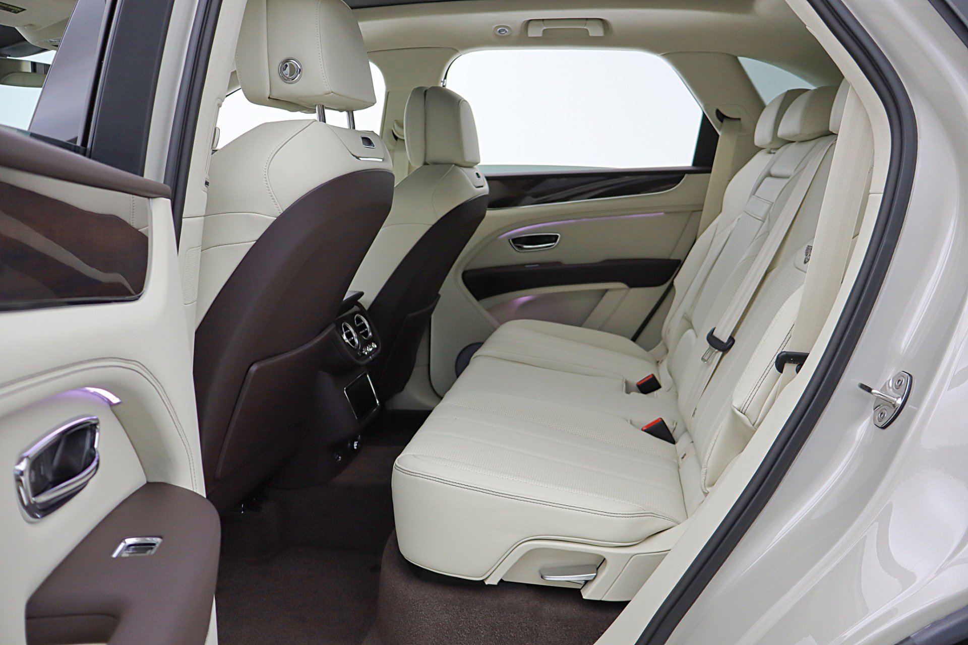 Used 2024 Bentley Bentayga Plug-In Hybrid image 48