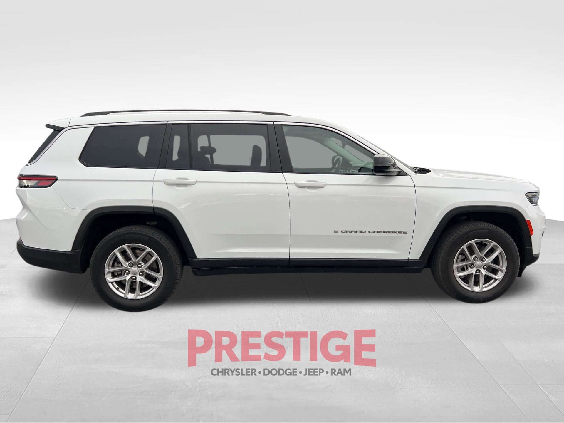 Used 2023 Jeep Grand Cherokee L Laredo image 4