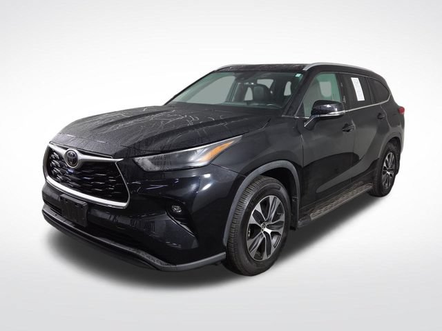 Used 2022 Toyota Highlander XLE FWD image 2