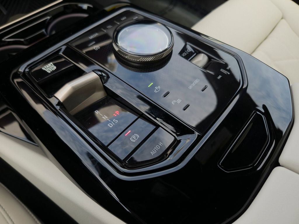 New 2026 BMW 550e xDrive image 9