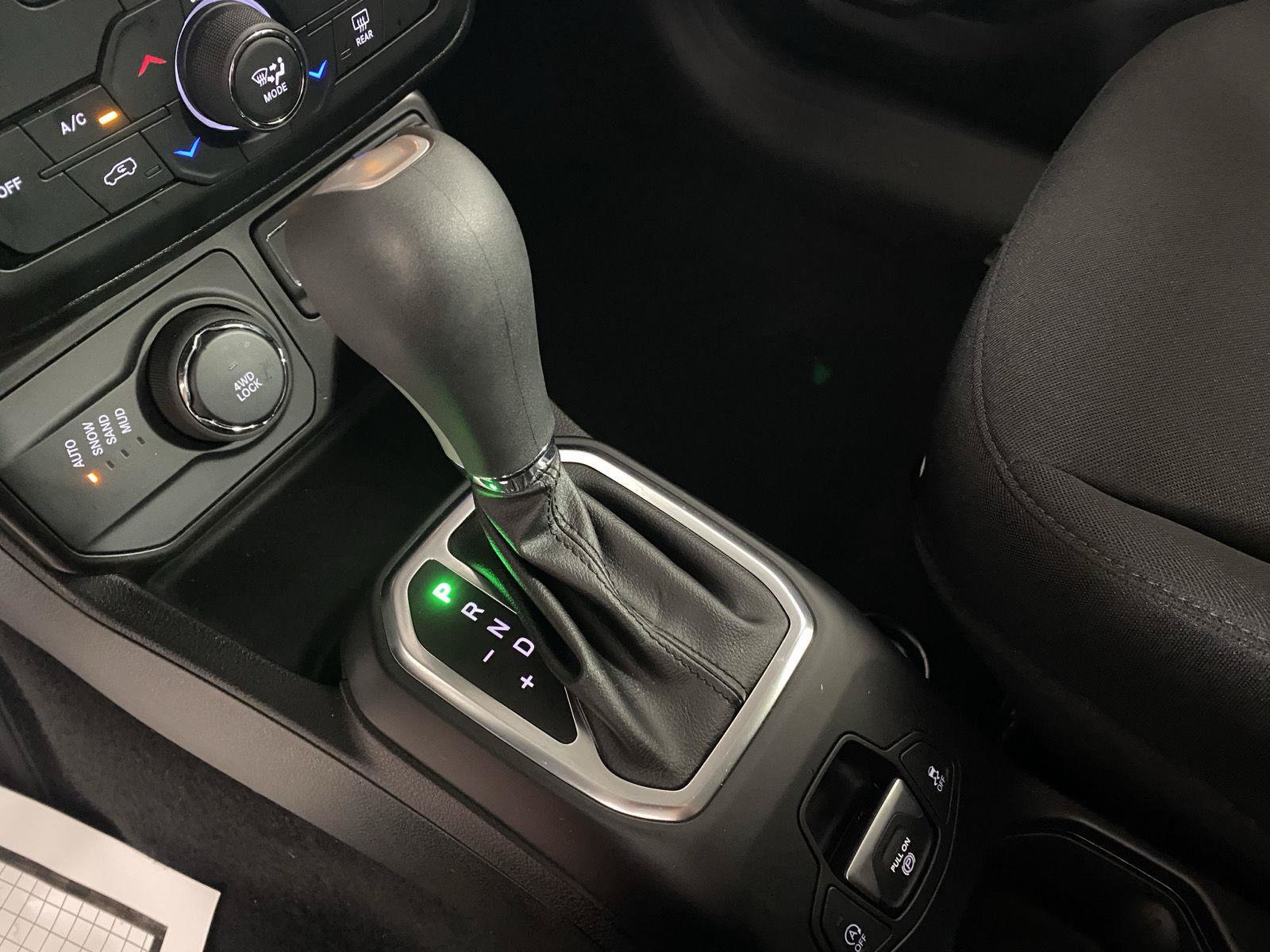 Used 2023 Jeep Renegade Latitude AWD/4WD image 14