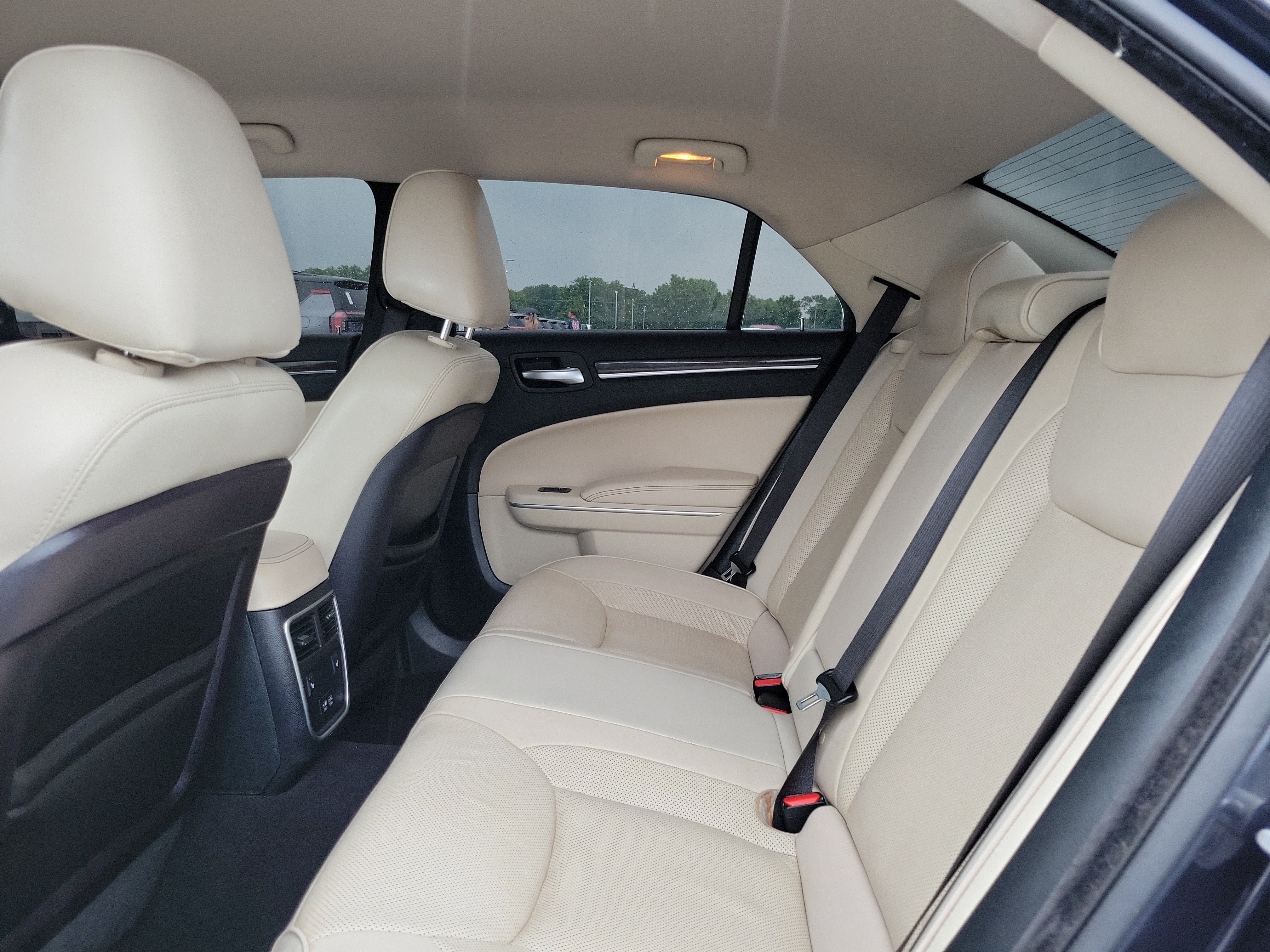 Used 2019 Chrysler 300 Limited RWD image 11