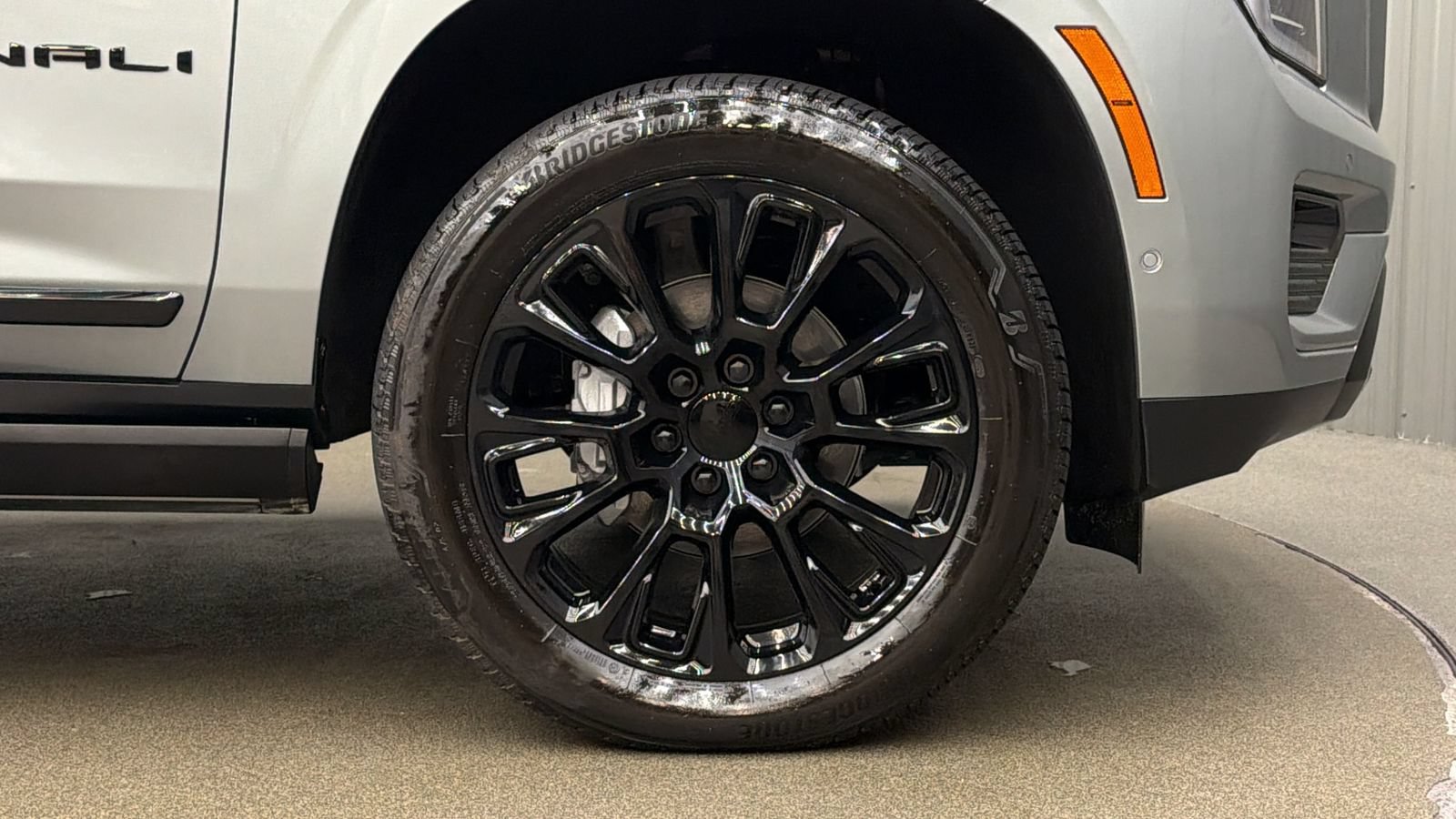 Used 2025 GMC Yukon XL Denali w/ Sun & Power Step Package AWD/4WD image 9