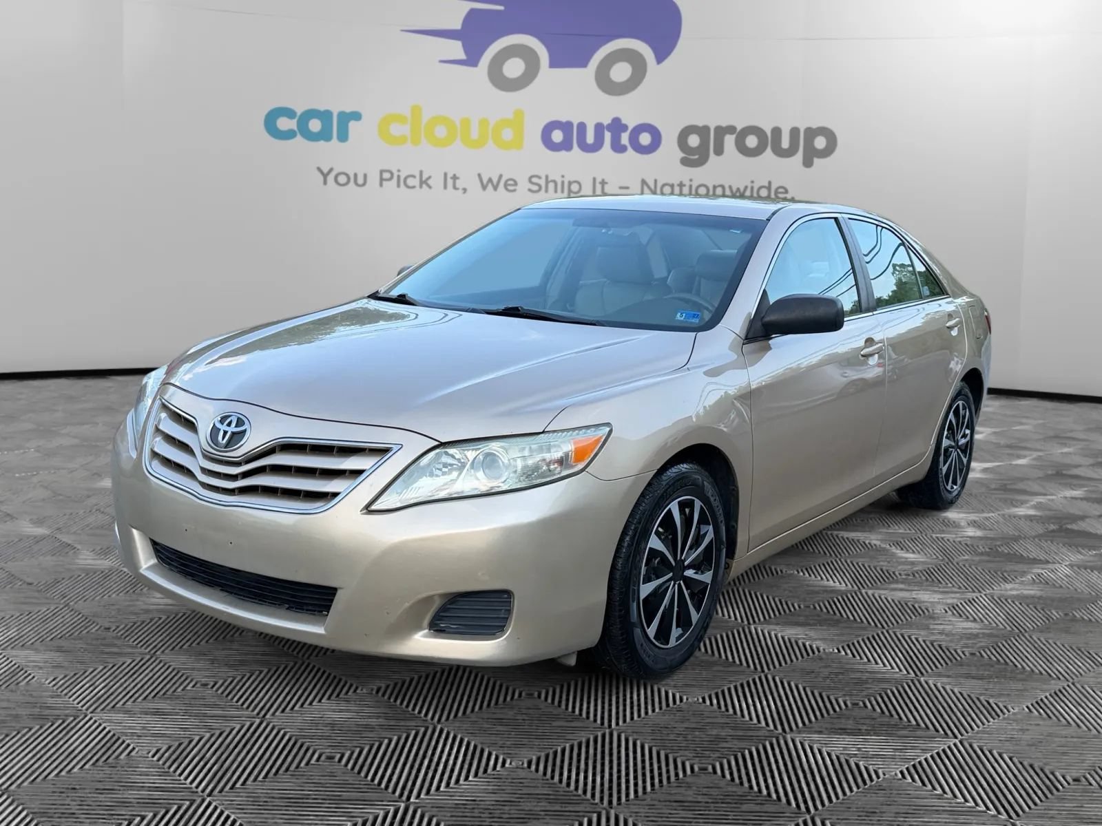 Used 2010 Toyota Camry LE FWD image 1