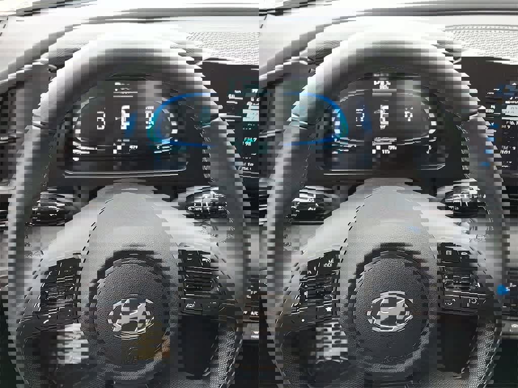 Certified 2025 Hyundai Elantra Sport image 15