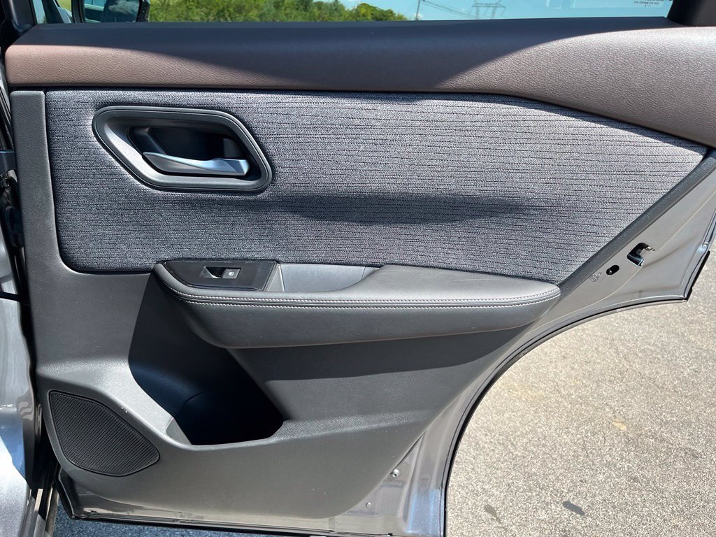 Used 2022 Nissan Rogue SV FWD image 28