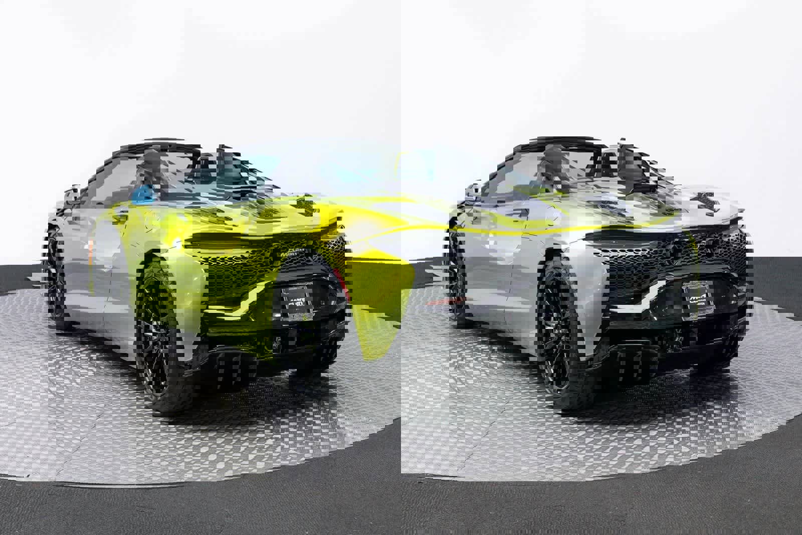 Used 2025 McLaren Artura Spider image 4