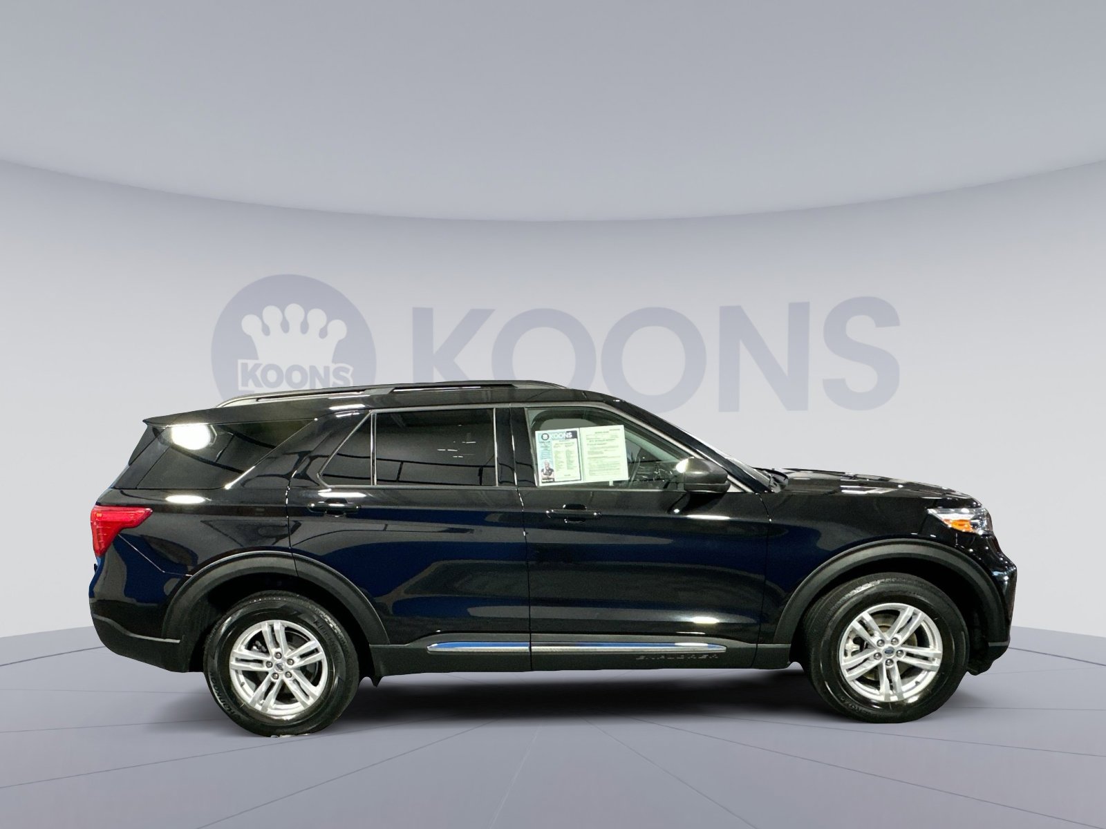 Used 2022 Ford Explorer XLT w/ Equipment Group 202A image 8