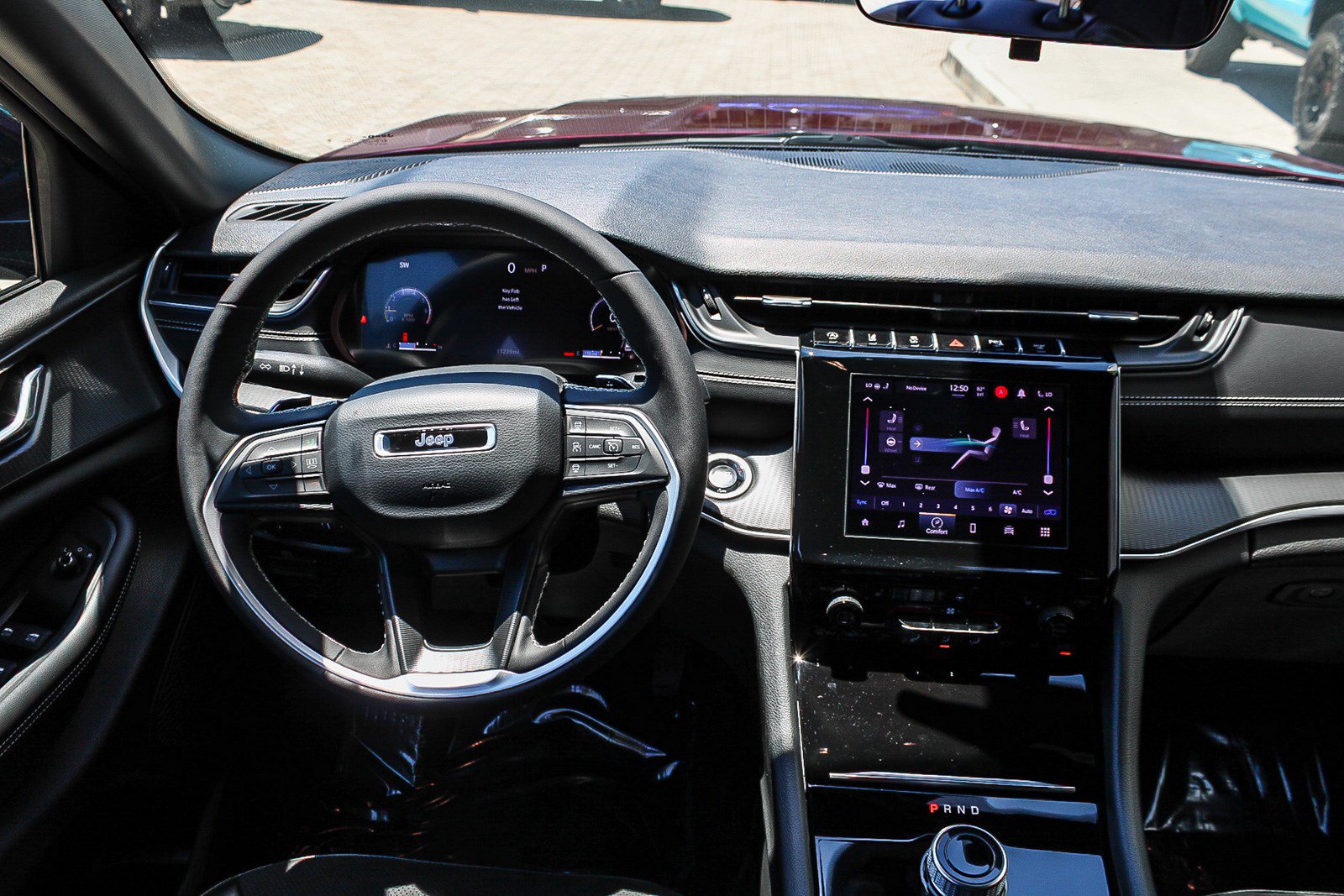 Used 2025 Jeep Grand Cherokee Altitude RWD image 16