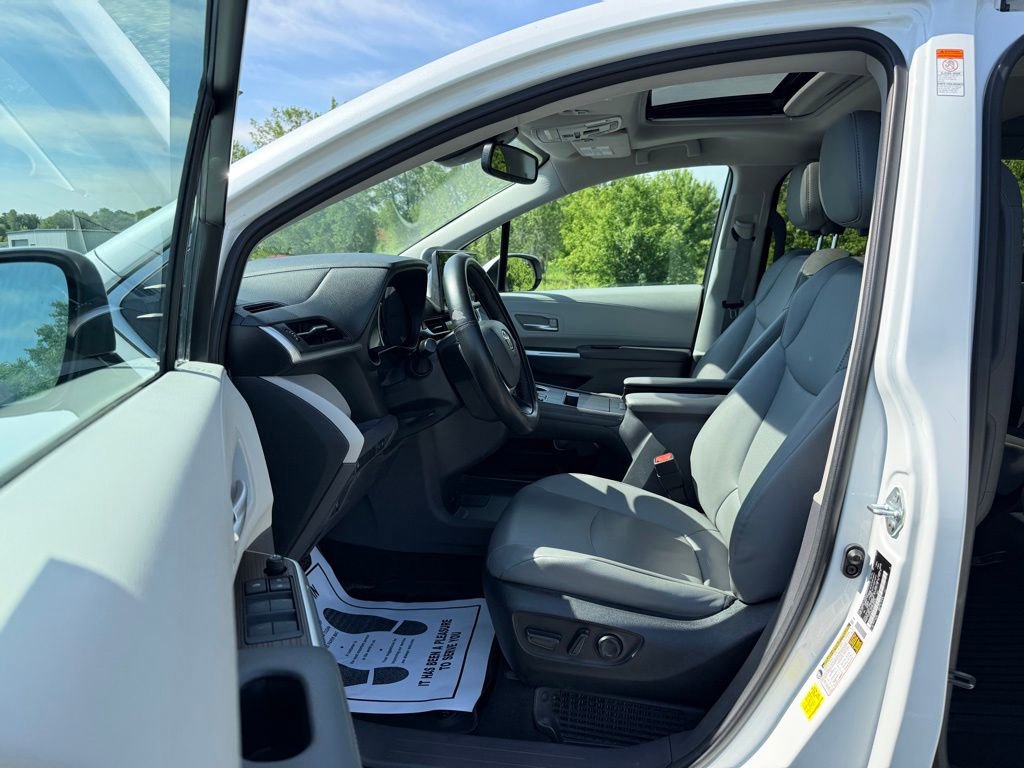 Used 2022 Toyota Sienna XLE w/ XLE Plus Package FWD image 24