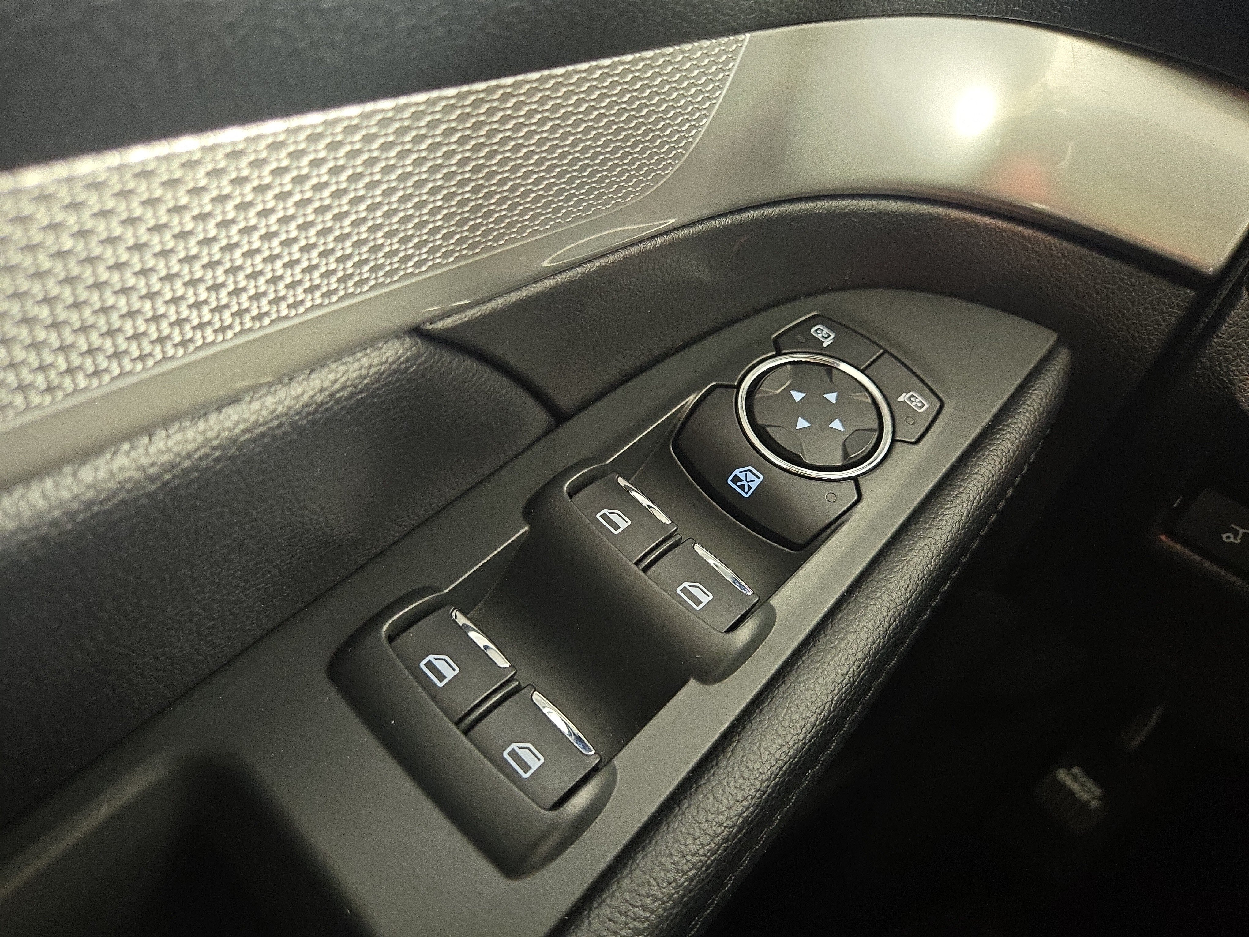 Used 2017 Ford Explorer XLT w/ Equipment Group 202A AWD/4WD image 32