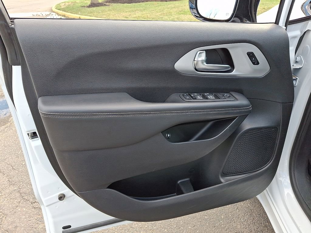 Used 2024 Chrysler Pacifica Select image 15