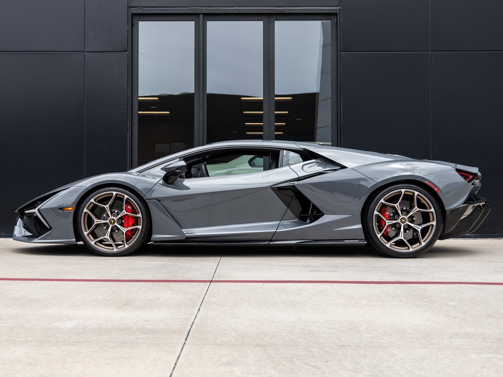 Used 2024 Lamborghini Revuelto image 10