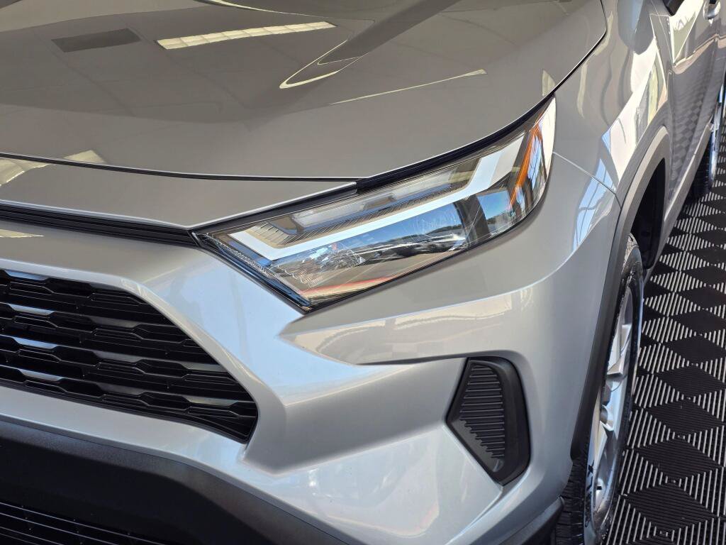 Used 2025 Toyota RAV4 XLE AWD/4WD image 9