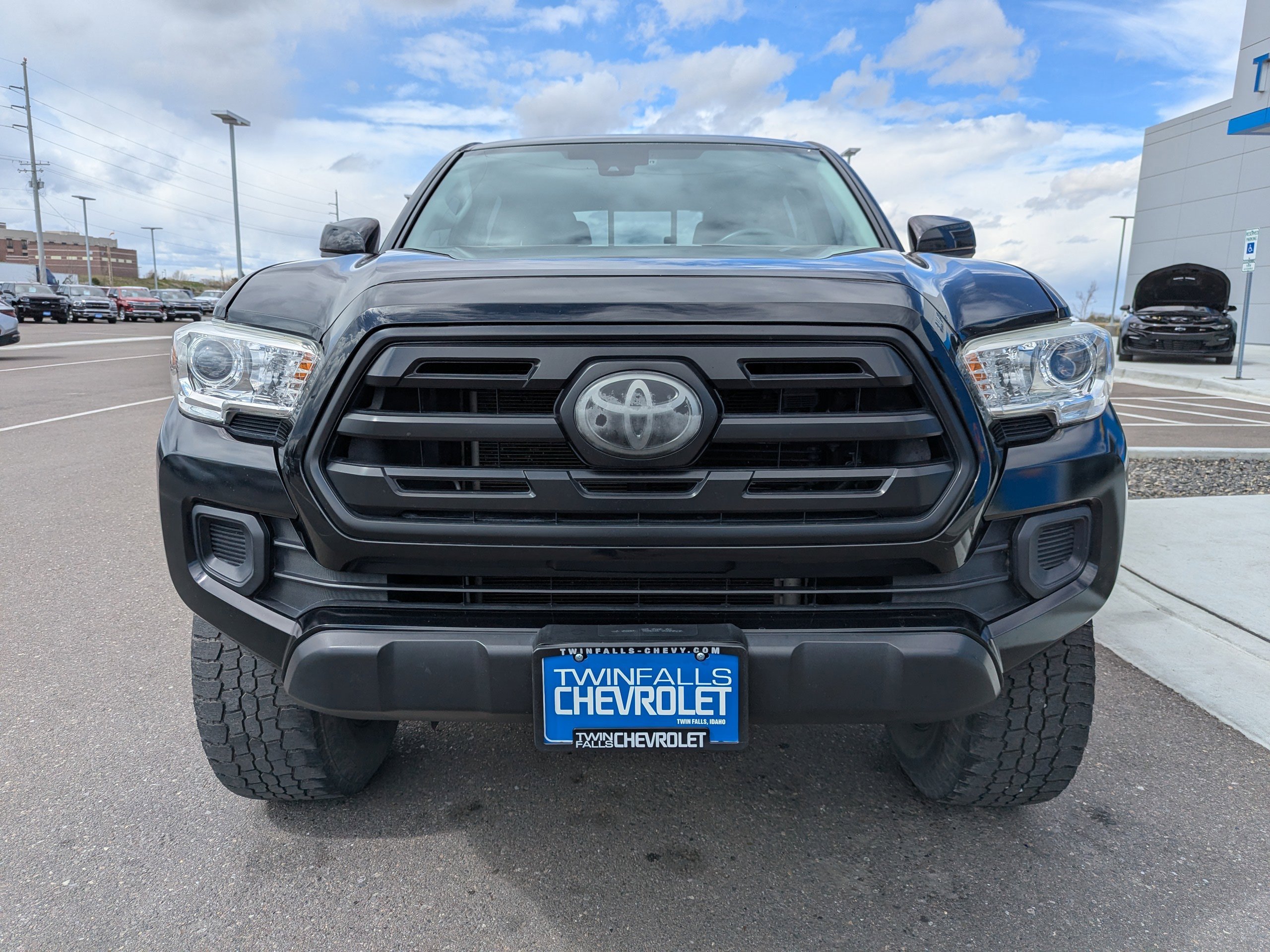 Used 2018 Toyota Tacoma SR image 5