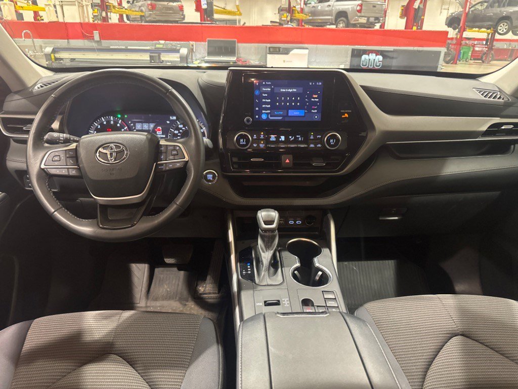Used 2023 Toyota Highlander LE image 44