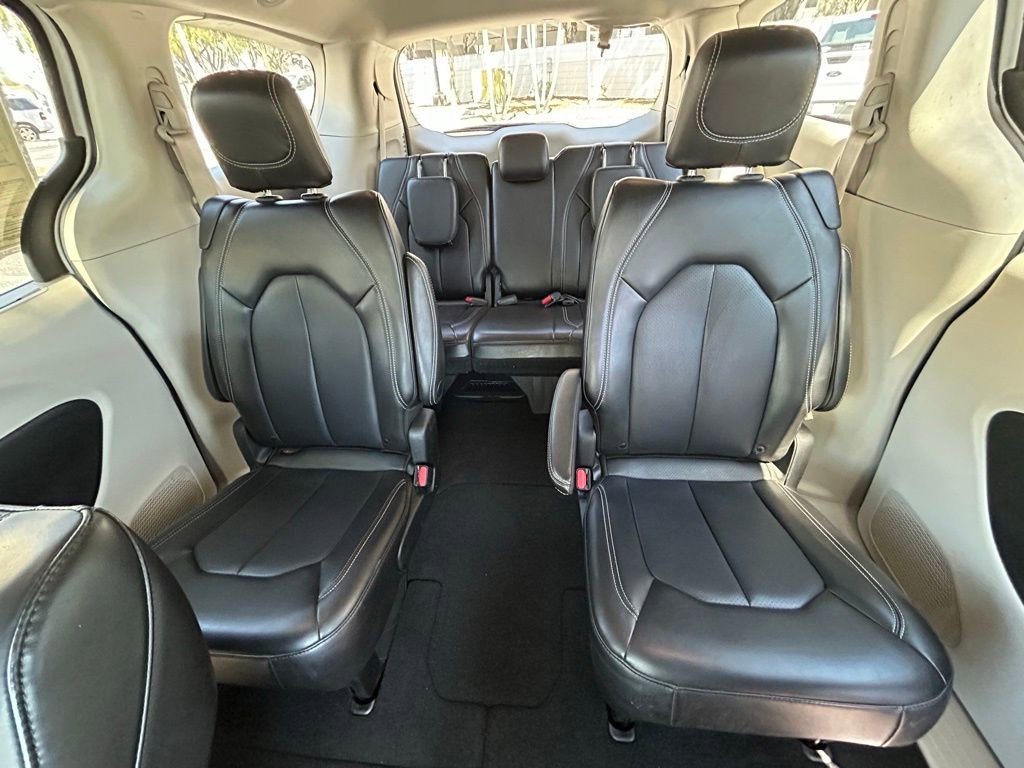 Used 2023 Chrysler Pacifica Touring-L image 13