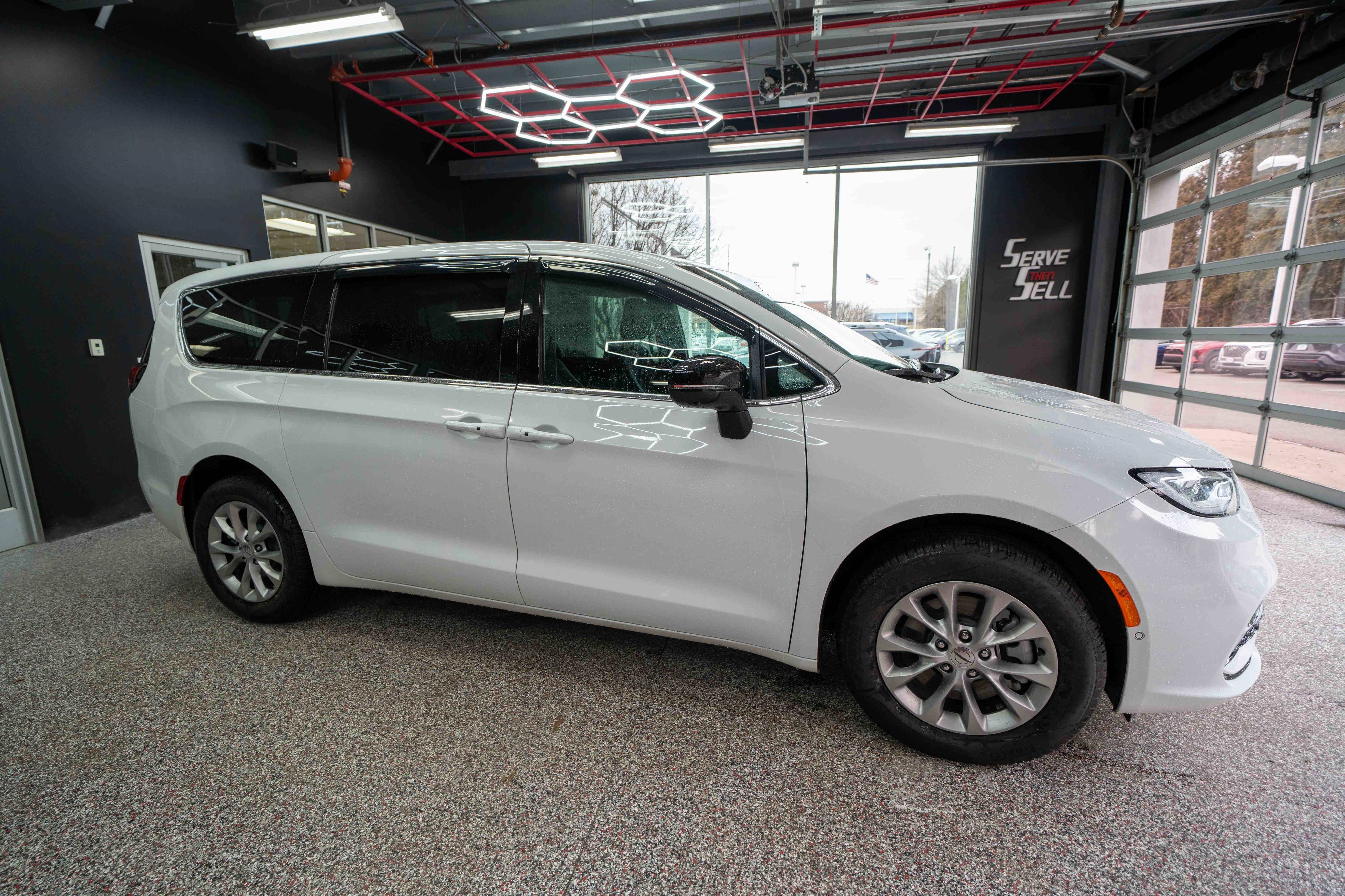 Used 2025 Chrysler Pacifica Select image 5