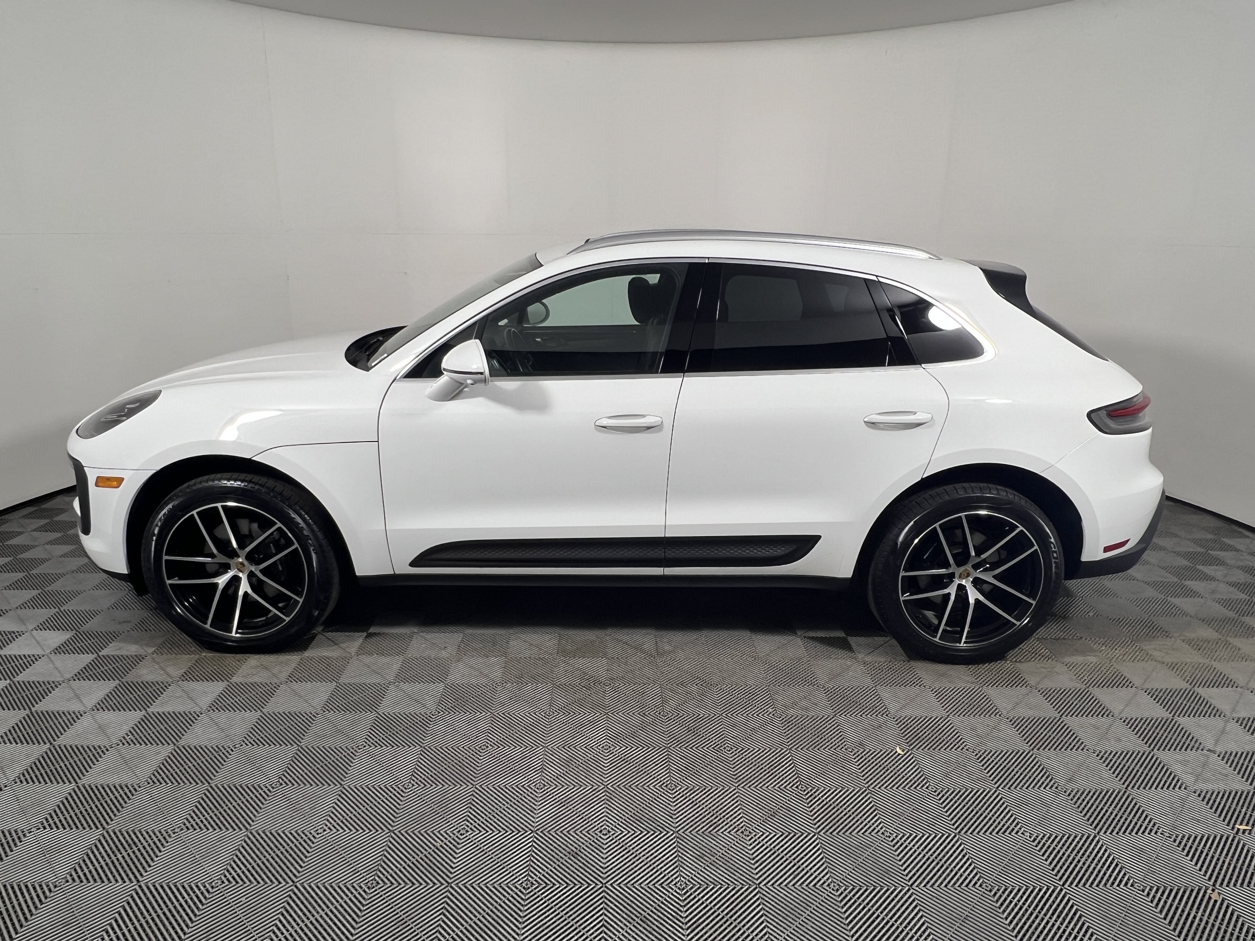 Certified 2024 Porsche Macan AWD/4WD image 2