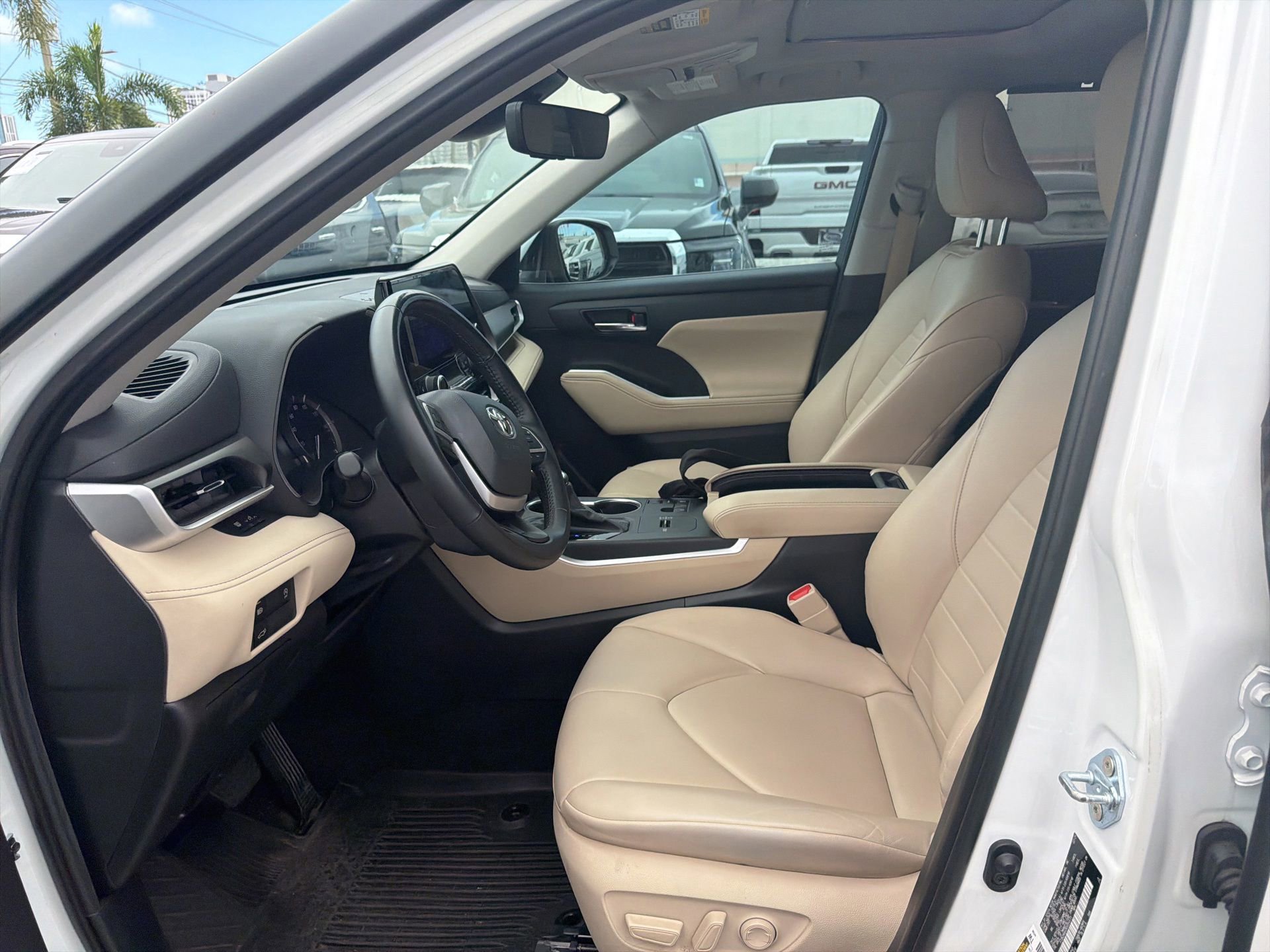 Used 2024 Toyota Highlander XLE FWD image 27