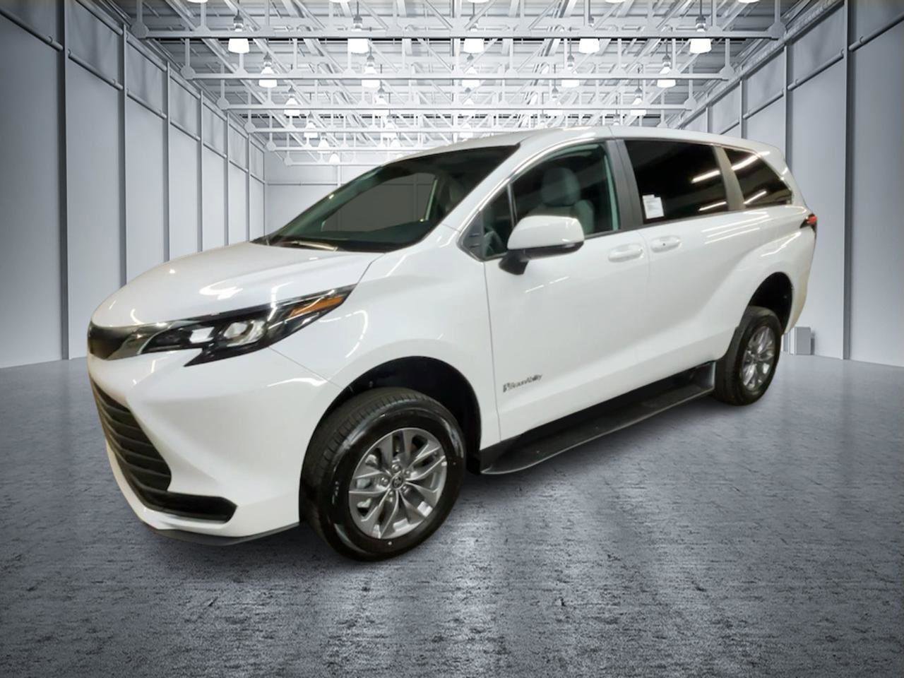 Used 2025 Toyota Sienna LE image 5