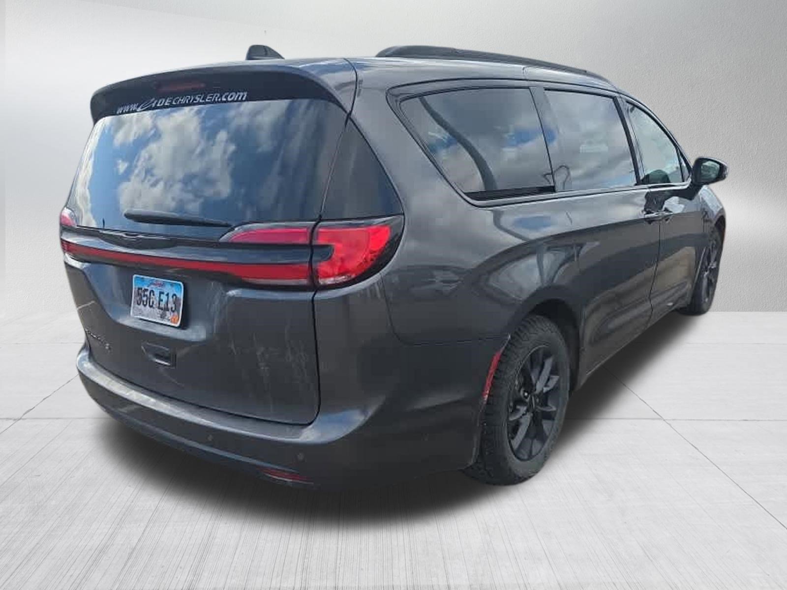 Used 2023 Chrysler Pacifica Touring w/ S Appearance Package image 5