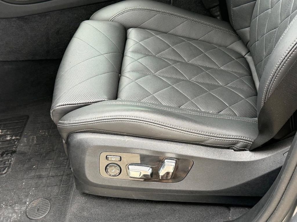 Used 2024 BMW X7 xDrive40i w/ Executive Package image 23