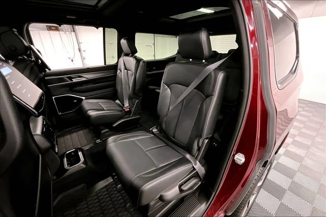 Used 2025 Jeep Wagoneer Series III w/ Premium Group I AWD/4WD image 24