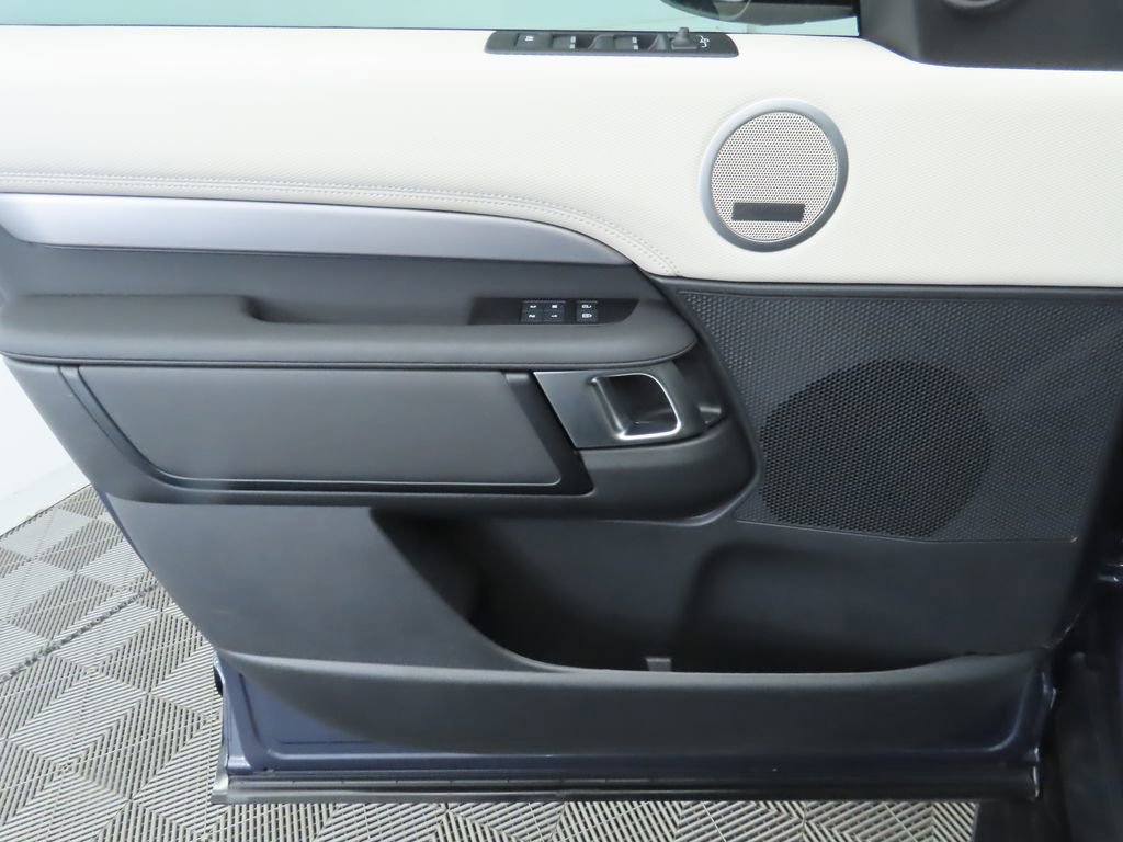 Used 2024 Land Rover Discovery Dynamic SE image 25