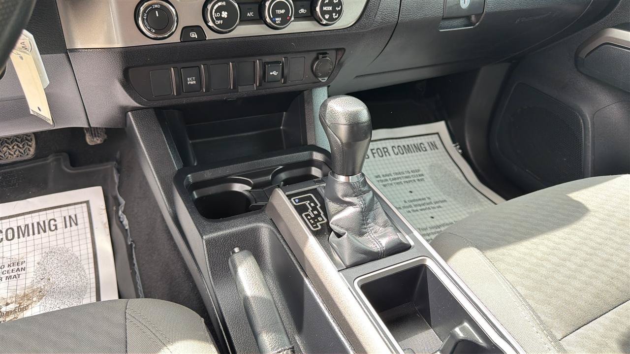 Used 2020 Toyota Tacoma SR5 w/ Blackout Package AWD/4WD image 23