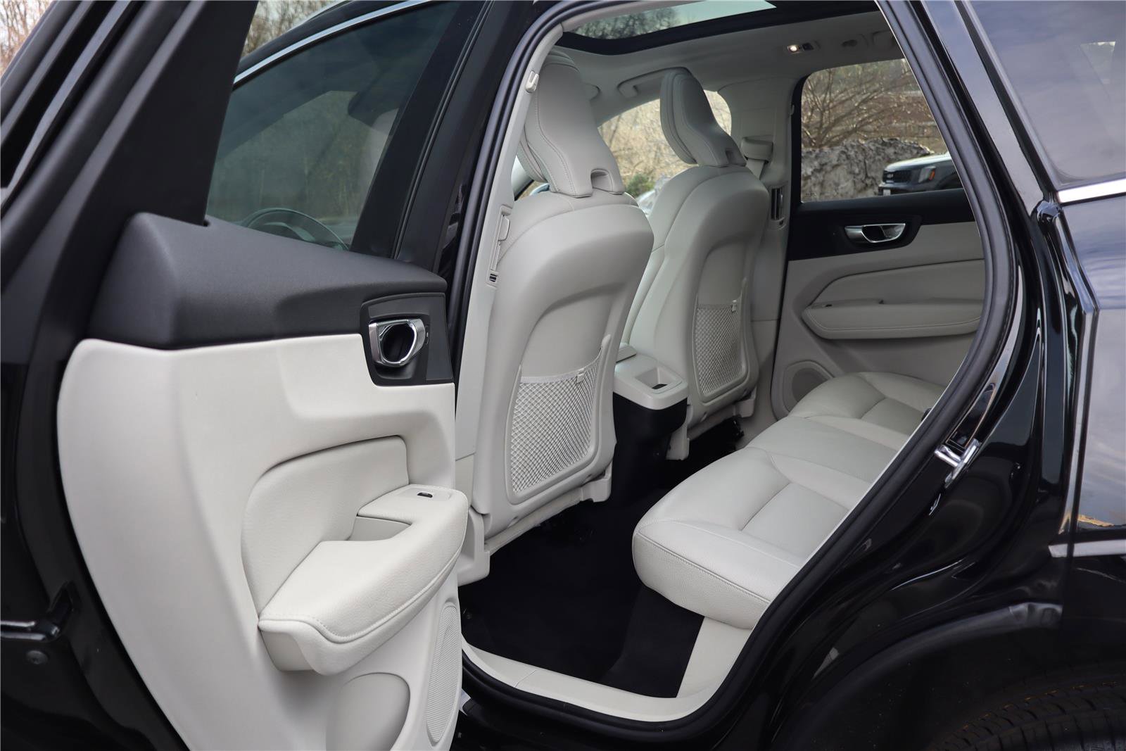 Used 2021 Volvo XC60 T5 Momentum w/ Premium Package image 24