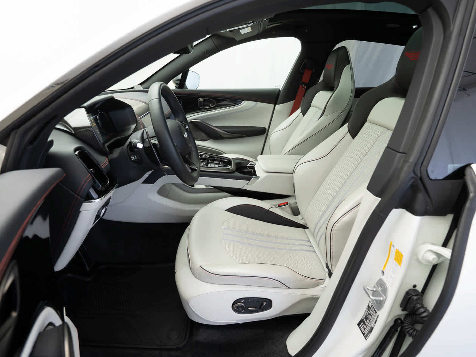 Used 2025 Aston Martin DBX 707 AWD/4WD image 9