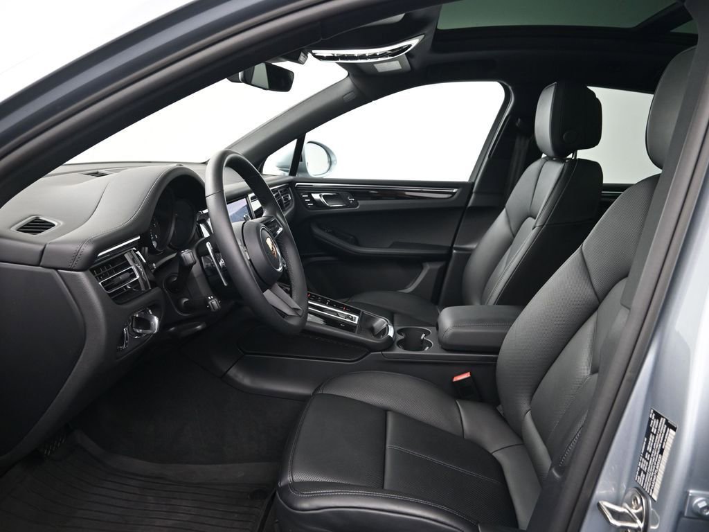 Certified 2026 Porsche Macan image 4