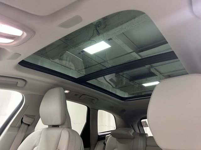 Used 2022 Volvo XC60 T8 Inscription w/ Advanced Package image 21